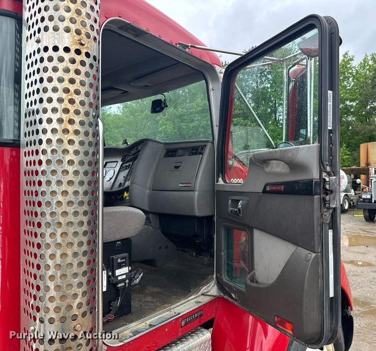 image for item DW1948 2016 Kenworth T370 truck cab and chassis