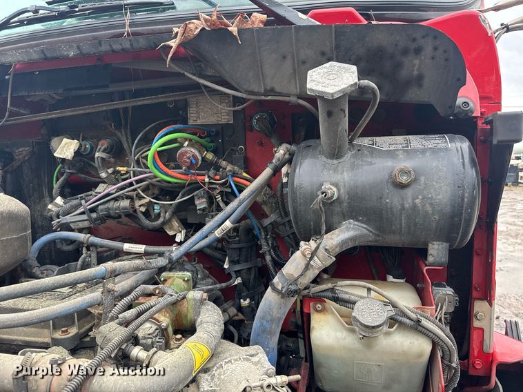 image for item DW1948 2016 Kenworth T370 truck cab and chassis