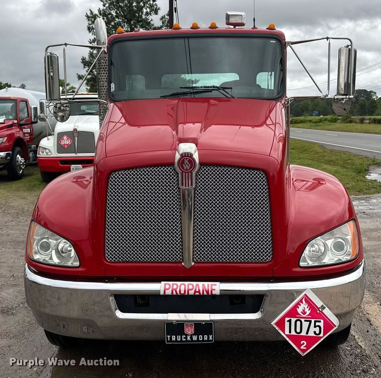 image for item DW1950 2017 Kenworth T370 truck cab and chassis