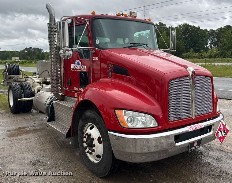 image for item DW1950 2017 Kenworth T370 truck cab and chassis