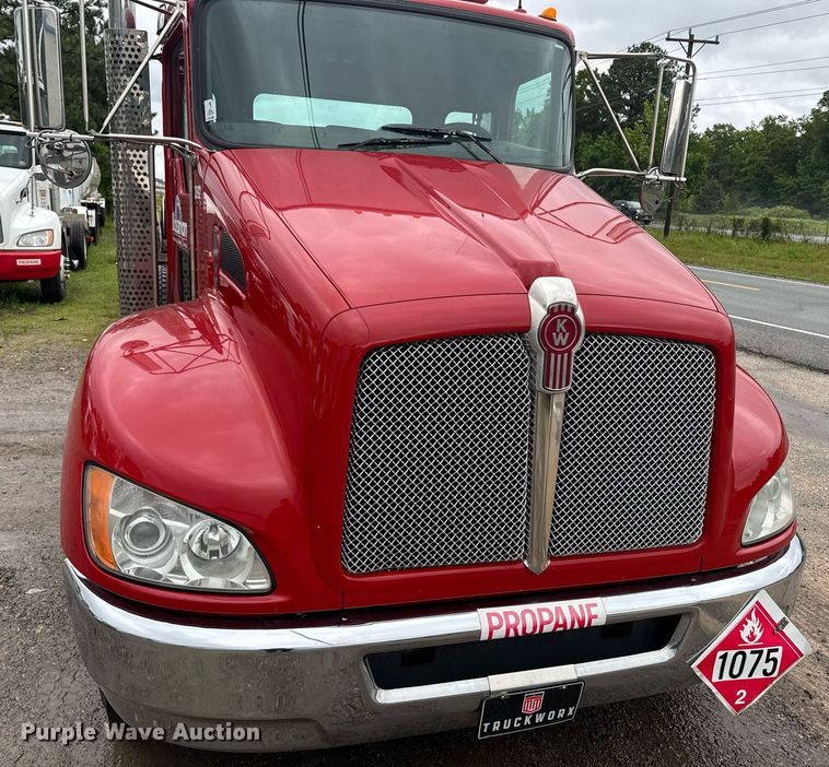 image for item DW1950 2017 Kenworth T370 truck cab and chassis