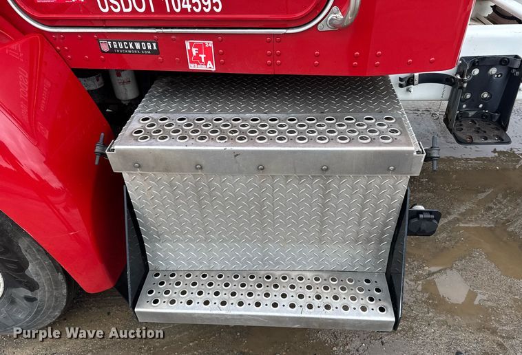 image for item DW1950 2017 Kenworth T370 truck cab and chassis