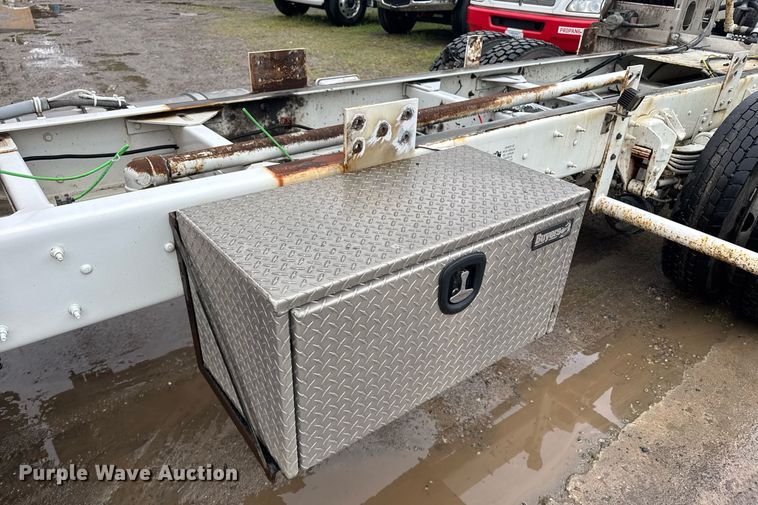 image for item DW1950 2017 Kenworth T370 truck cab and chassis