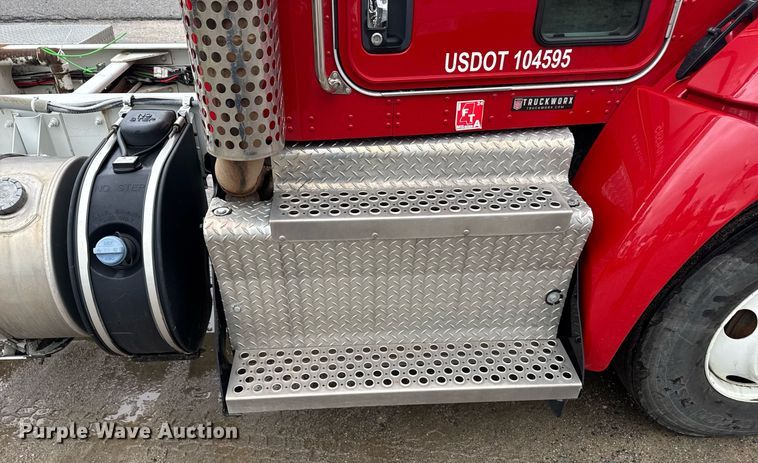 image for item DW1950 2017 Kenworth T370 truck cab and chassis