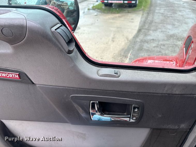 image for item DW1950 2017 Kenworth T370 truck cab and chassis