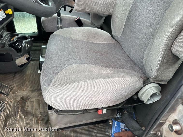 image for item DW1950 2017 Kenworth T370 truck cab and chassis