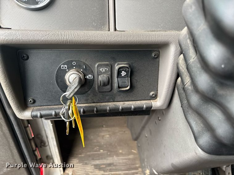 image for item DW1950 2017 Kenworth T370 truck cab and chassis