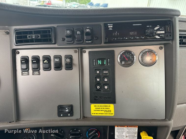 image for item DW1950 2017 Kenworth T370 truck cab and chassis