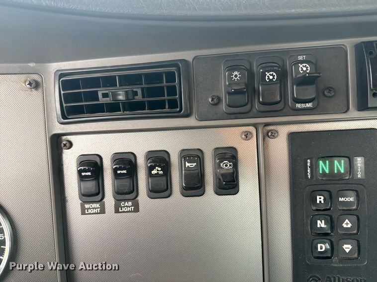 image for item DW1950 2017 Kenworth T370 truck cab and chassis