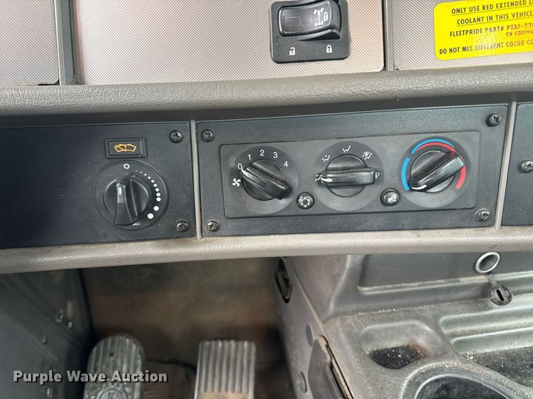 image for item DW1950 2017 Kenworth T370 truck cab and chassis