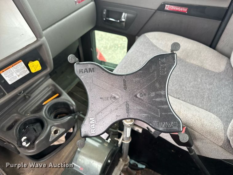 image for item DW1950 2017 Kenworth T370 truck cab and chassis