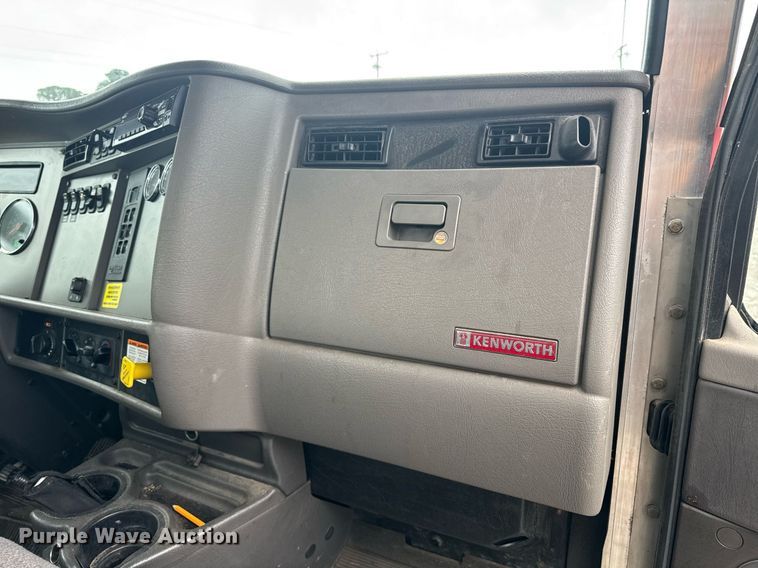 image for item DW1950 2017 Kenworth T370 truck cab and chassis