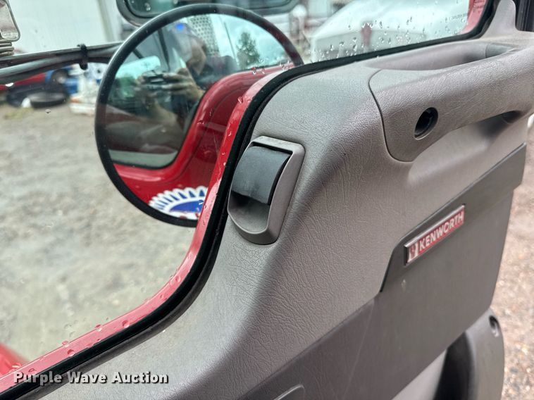 image for item DW1950 2017 Kenworth T370 truck cab and chassis