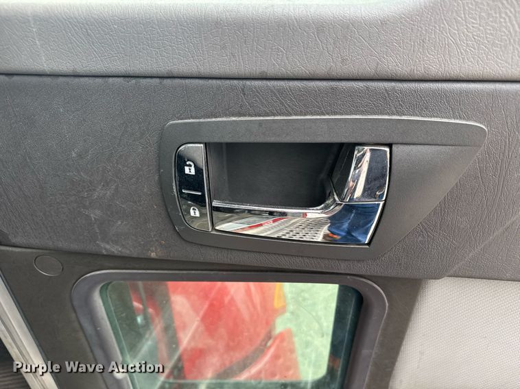 image for item DW1950 2017 Kenworth T370 truck cab and chassis