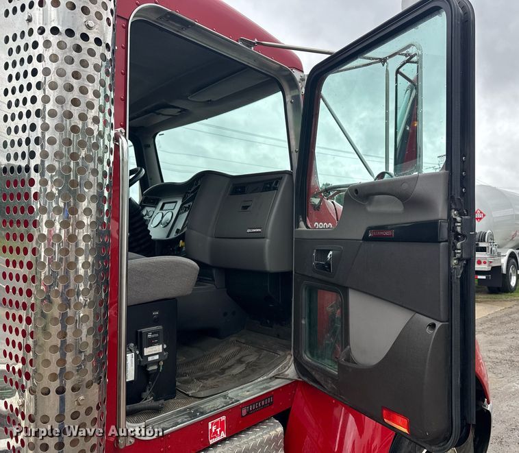 image for item DW1950 2017 Kenworth T370 truck cab and chassis