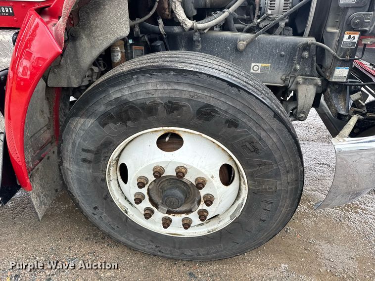 image for item DW1950 2017 Kenworth T370 truck cab and chassis