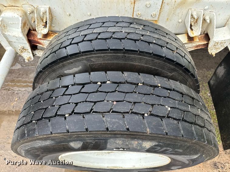 image for item DW1950 2017 Kenworth T370 truck cab and chassis