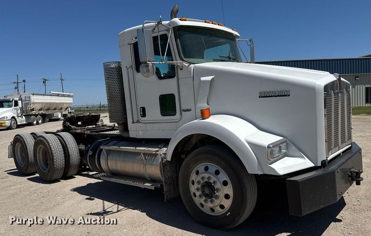 image for item DX8994 2011 Kenworth T800 semi truck