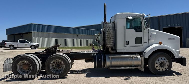 image for item DX8994 2011 Kenworth T800 semi truck