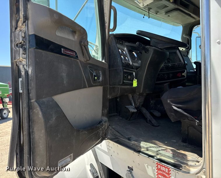 image for item DX8994 2011 Kenworth T800 semi truck