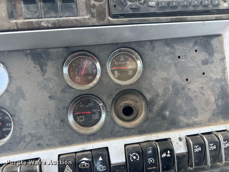 image for item DX8994 2011 Kenworth T800 semi truck