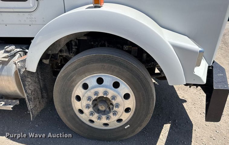 image for item DX8994 2011 Kenworth T800 semi truck