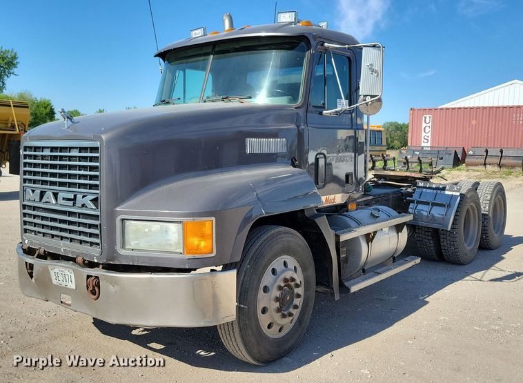 image for item EA2446 1997 Mack CH613 semi truck