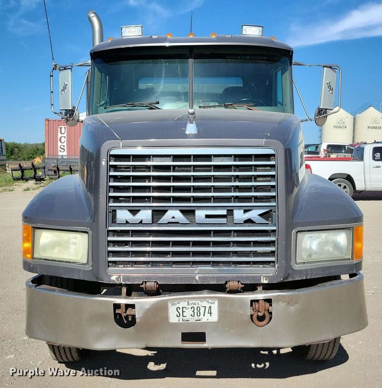image for item EA2446 1997 Mack CH613 semi truck