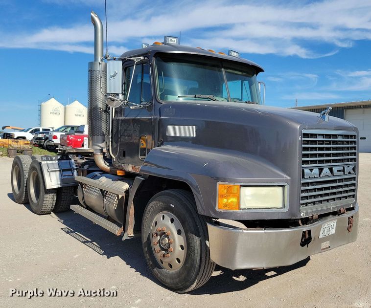 image for item EA2446 1997 Mack CH613 semi truck
