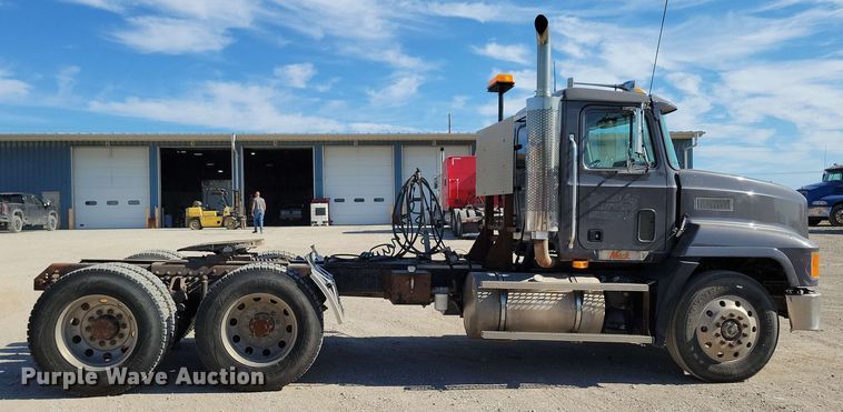 image for item EA2446 1997 Mack CH613 semi truck