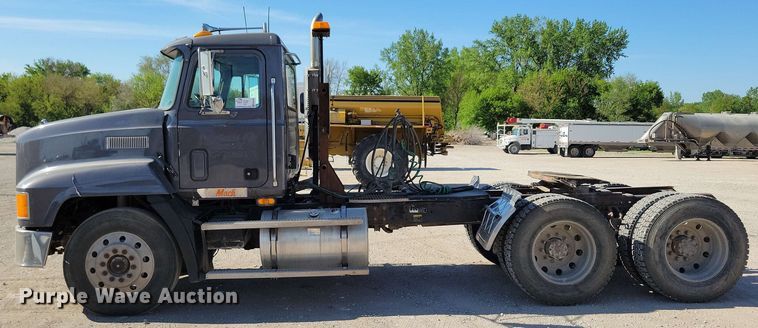 image for item EA2446 1997 Mack CH613 semi truck