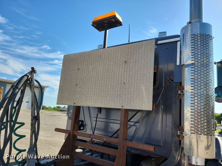 image for item EA2446 1997 Mack CH613 semi truck