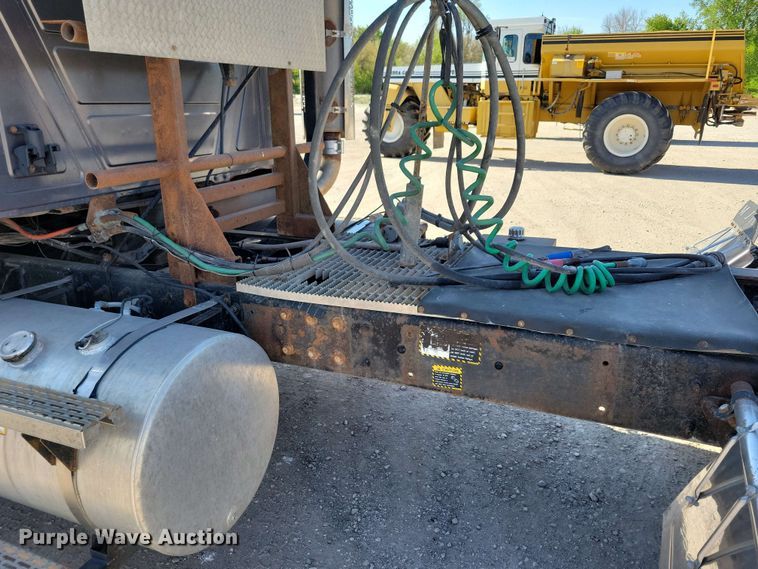 image for item EA2446 1997 Mack CH613 semi truck