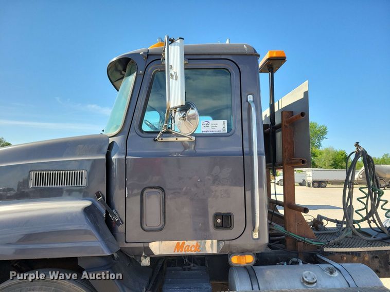 image for item EA2446 1997 Mack CH613 semi truck