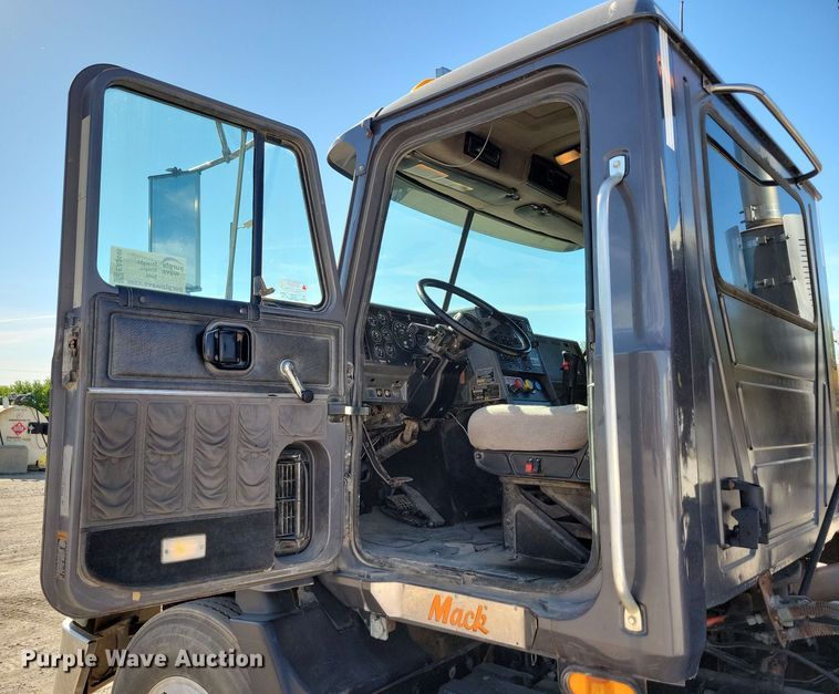 image for item EA2446 1997 Mack CH613 semi truck