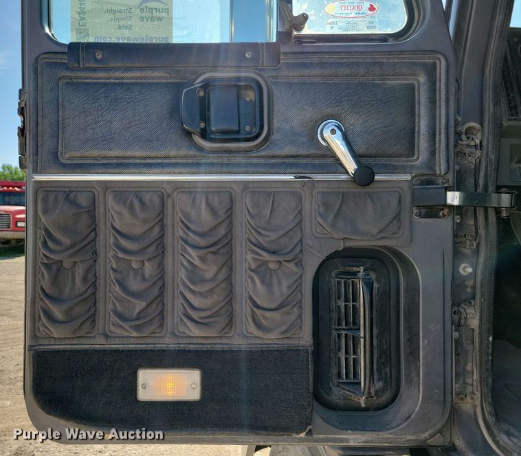 image for item EA2446 1997 Mack CH613 semi truck