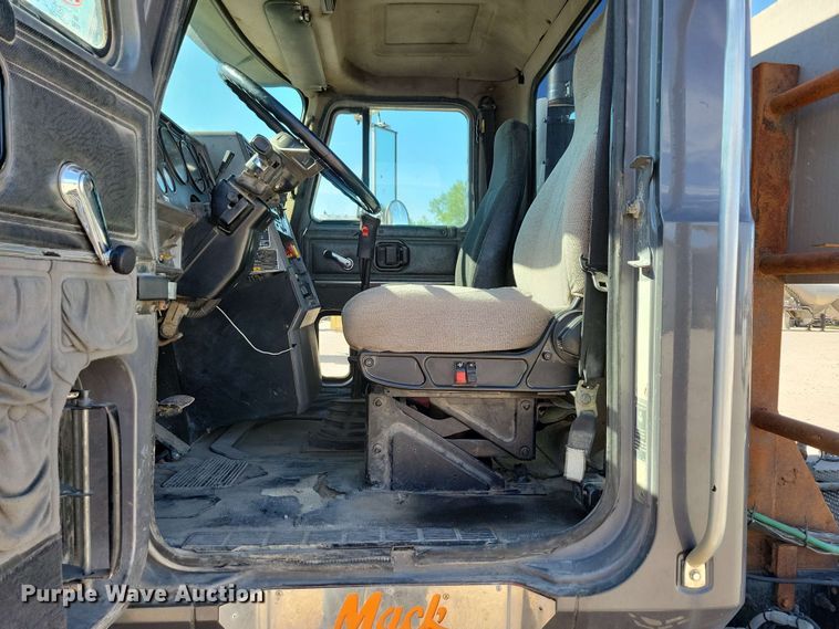 image for item EA2446 1997 Mack CH613 semi truck