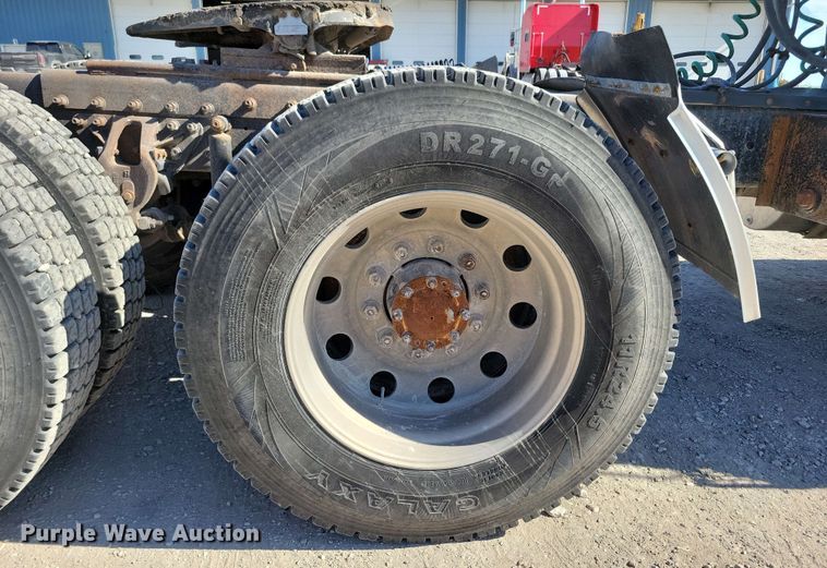 image for item EA2446 1997 Mack CH613 semi truck