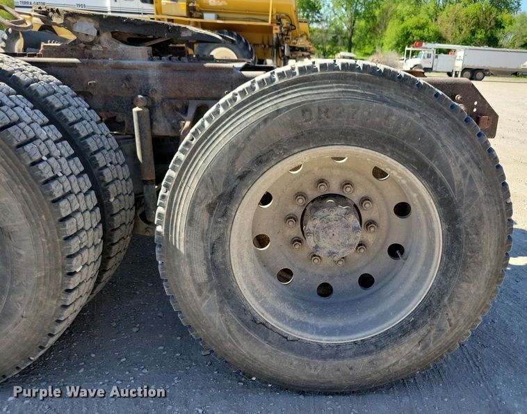 image for item EA2446 1997 Mack CH613 semi truck