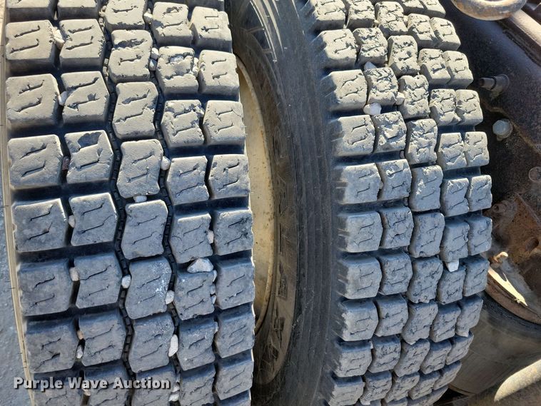 image for item EA2446 1997 Mack CH613 semi truck