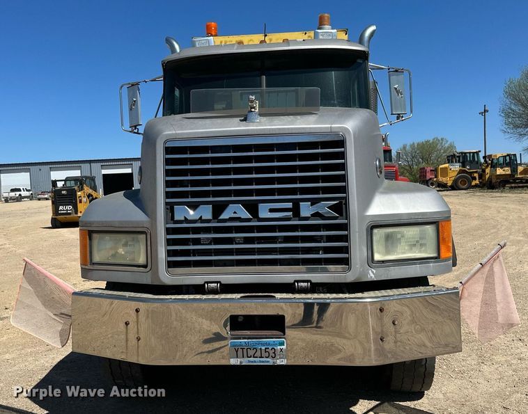 image for item EB2539 2000 Mack CL713 semi truck