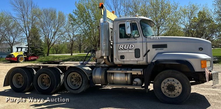 image for item EB2539 2000 Mack CL713 semi truck