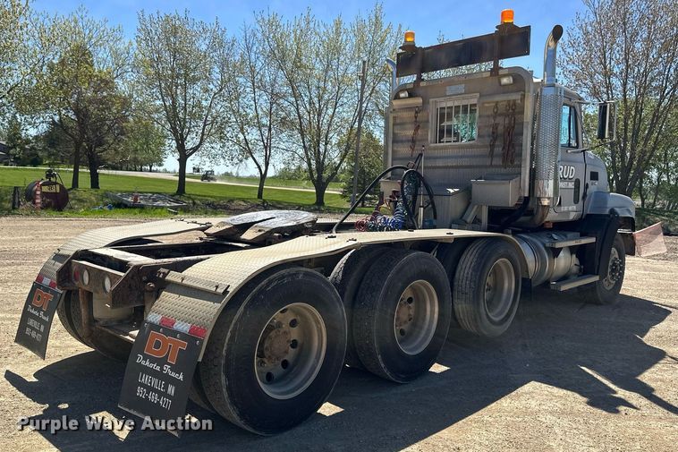 image for item EB2539 2000 Mack CL713 semi truck