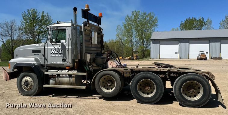 image for item EB2539 2000 Mack CL713 semi truck