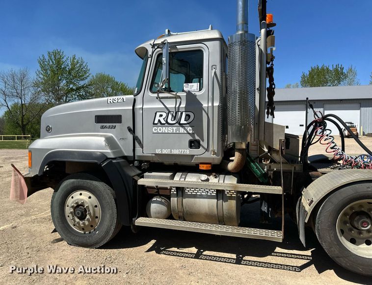 image for item EB2539 2000 Mack CL713 semi truck