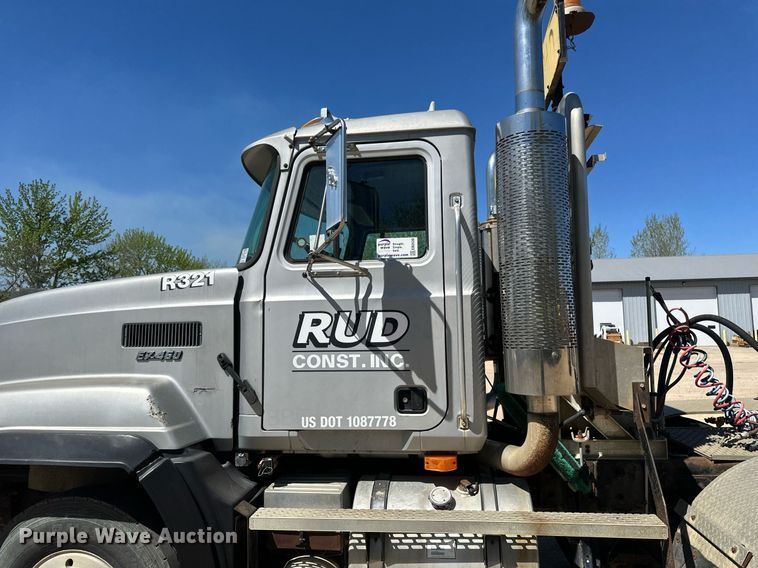 image for item EB2539 2000 Mack CL713 semi truck