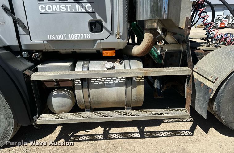 image for item EB2539 2000 Mack CL713 semi truck