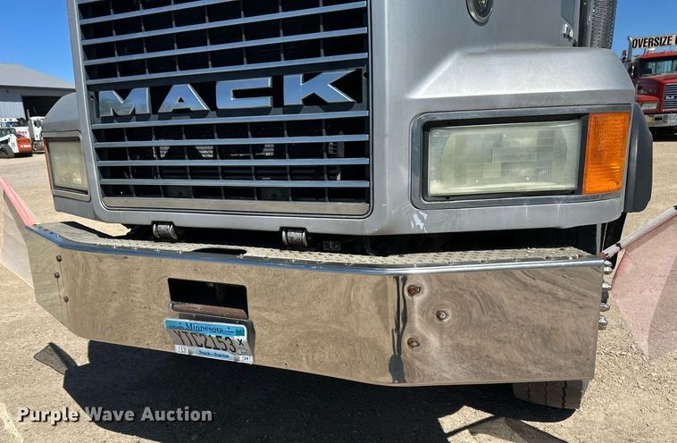 image for item EB2539 2000 Mack CL713 semi truck