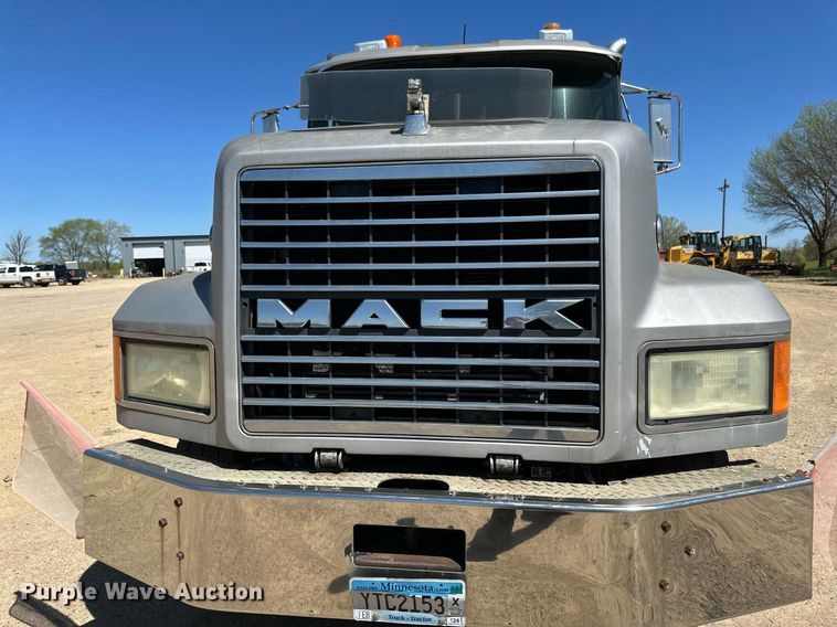 image for item EB2539 2000 Mack CL713 semi truck