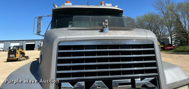 image for item EB2539 2000 Mack CL713 semi truck